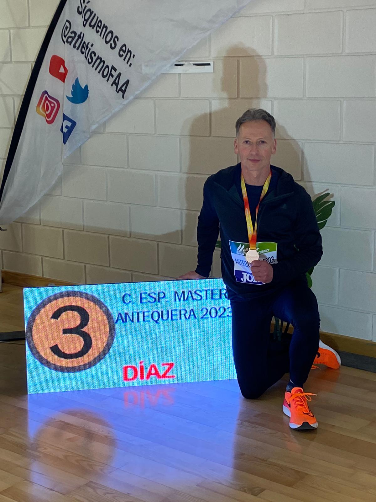 El atleta villenense Francisco Díaz, bronce en el Campeonato de España Master Pista Cubierta