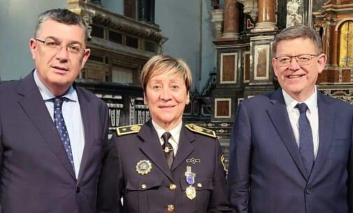 La Comisaria Jefa de la Policía Local de Villena recibe la Medalla de Oro al Mérito Policial