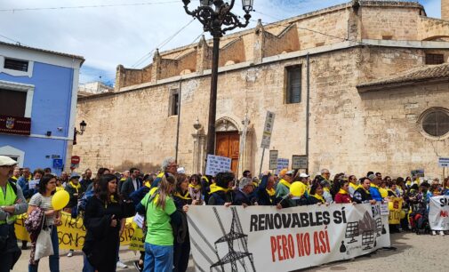 Más de 1200 personas se manifiestan contra las fotovoltaicas en el Valle del Vinalopó