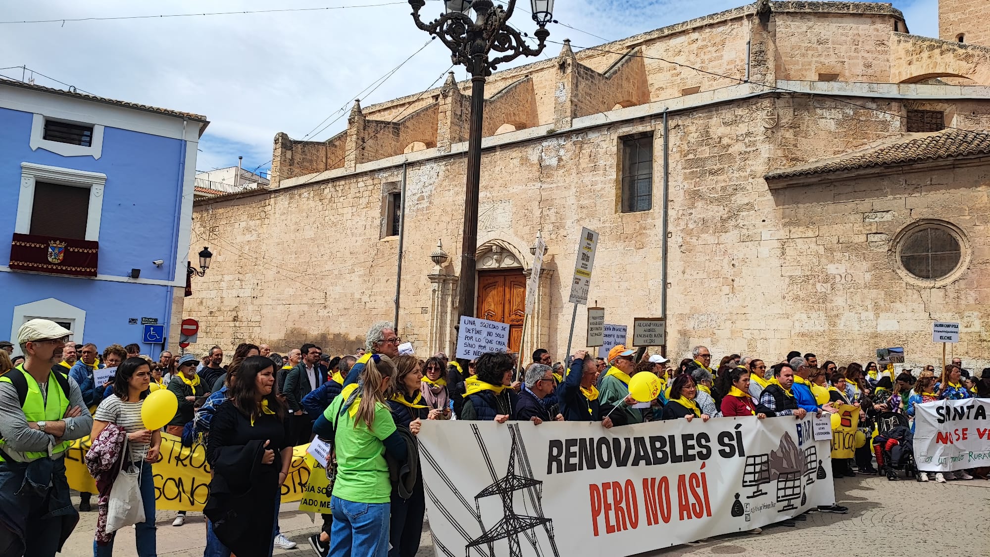 Más de 1200 personas se manifiestan contra las fotovoltaicas en el Valle del Vinalopó