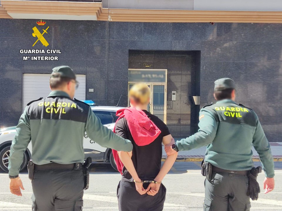 La Guardia Civil detiene a dos jóvenes que robaban en viviendas y locales de Sax