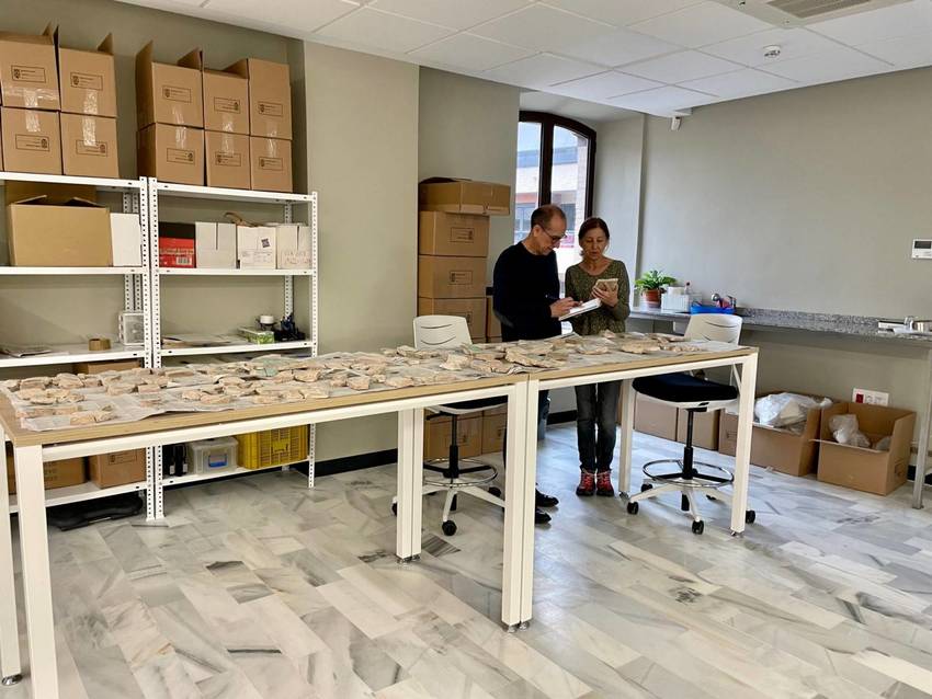 Los técnicos del SEMAP retoman el estudio de los azulejos del desaparecido Convento de San Francisco de Villena