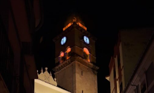 Villena ilumina de naranja el campanario de la Iglesia de Santa María por el día Nacional de la Epilepsia
