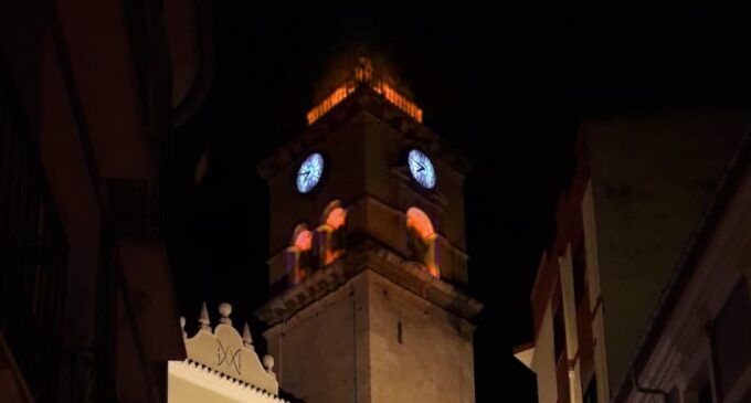 Villena ilumina de naranja el campanario de la Iglesia de Santa María por el día Nacional de la Epilepsia