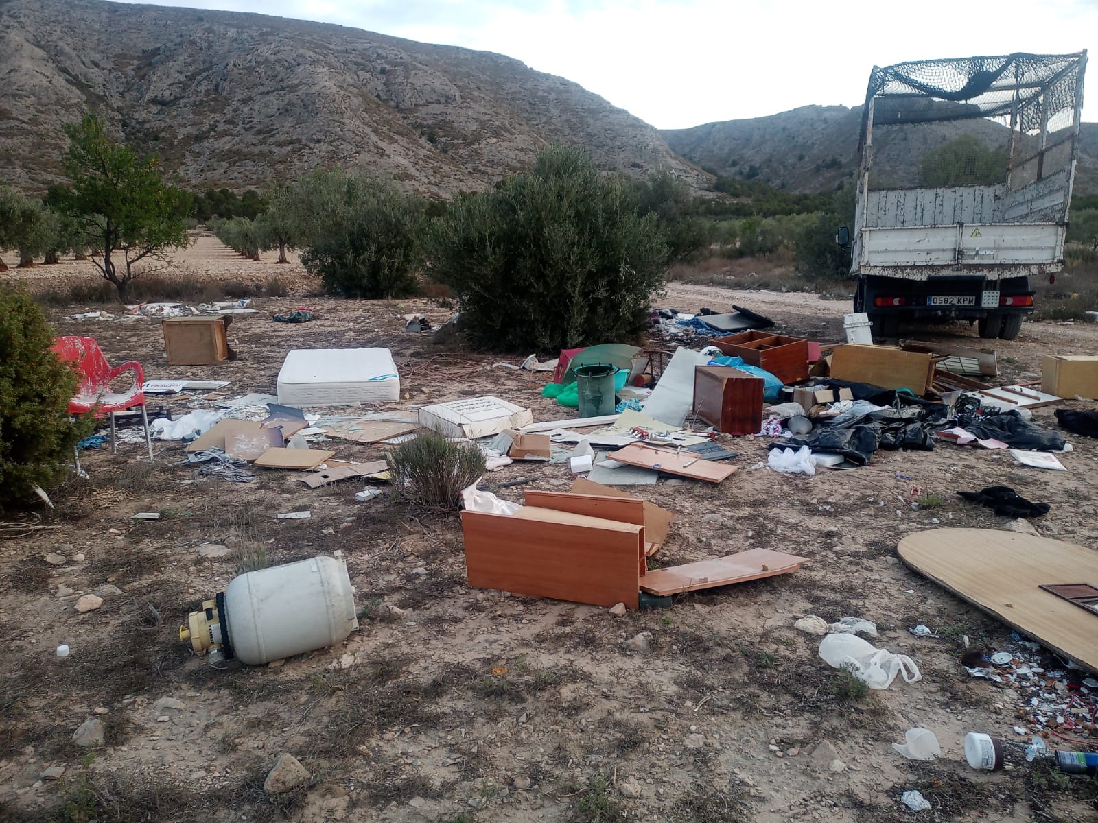 El Ayuntamiento retira un vertido ilegal de escombros en el paraje de La Solana