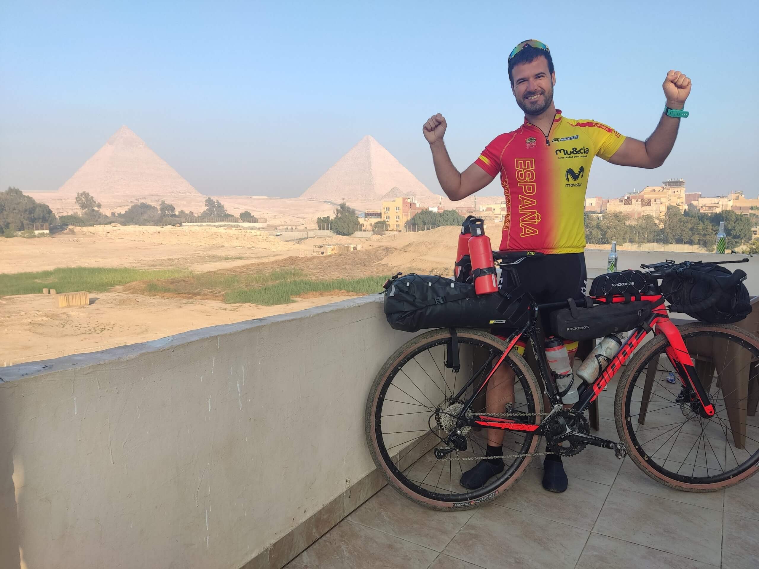 El villenense Juanma Mérida cruza África en bicicleta