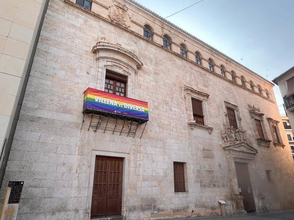 Villena coloca la bandera LGTBI en el balcón como reivindicación de los derechos fundamentales