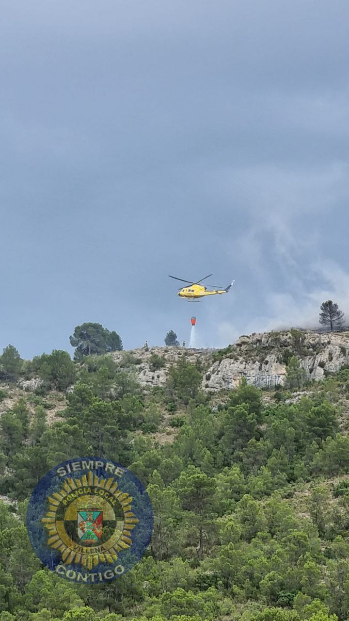 Medios aéreos intentan sofocar un fuego en la Sierra Castelar de Villena