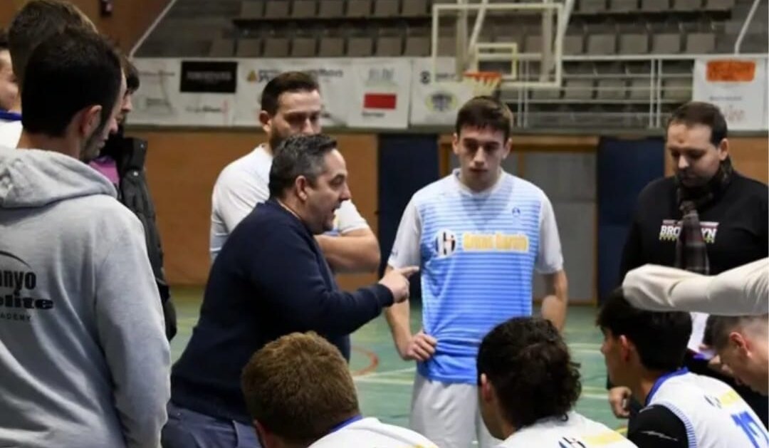 Manolo Leflet deja de ser entrenador del primer equipo del club de baloncesto V-74