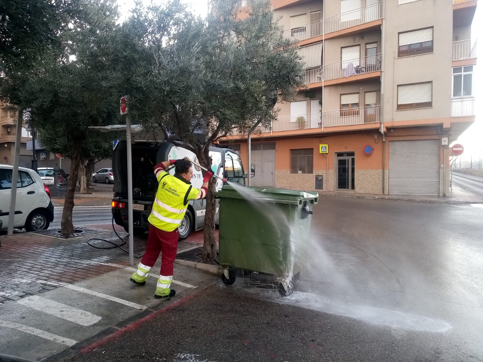 Villena inicia una campaña de limpieza de los 500 contenedores de su casco urbano