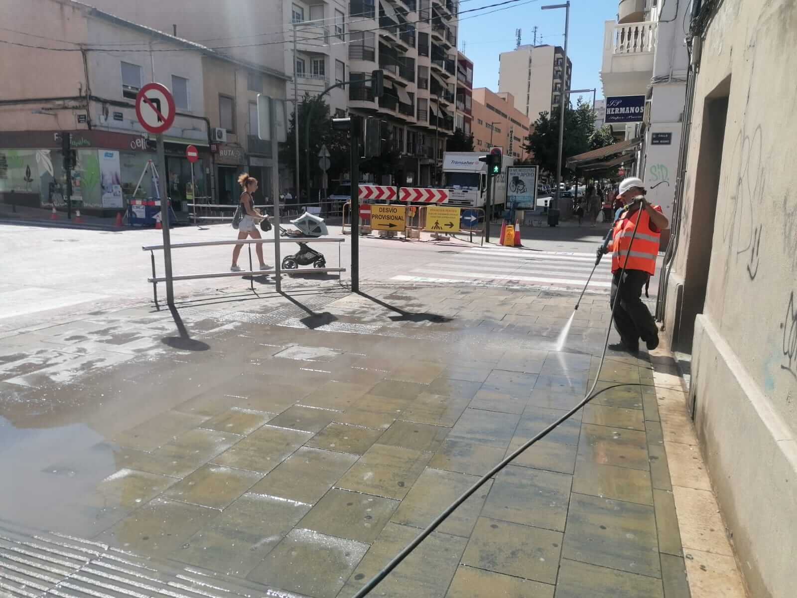 Villena emplea un nuevo sistema de limpieza a vapor  en la avenida Constitución y la muralla