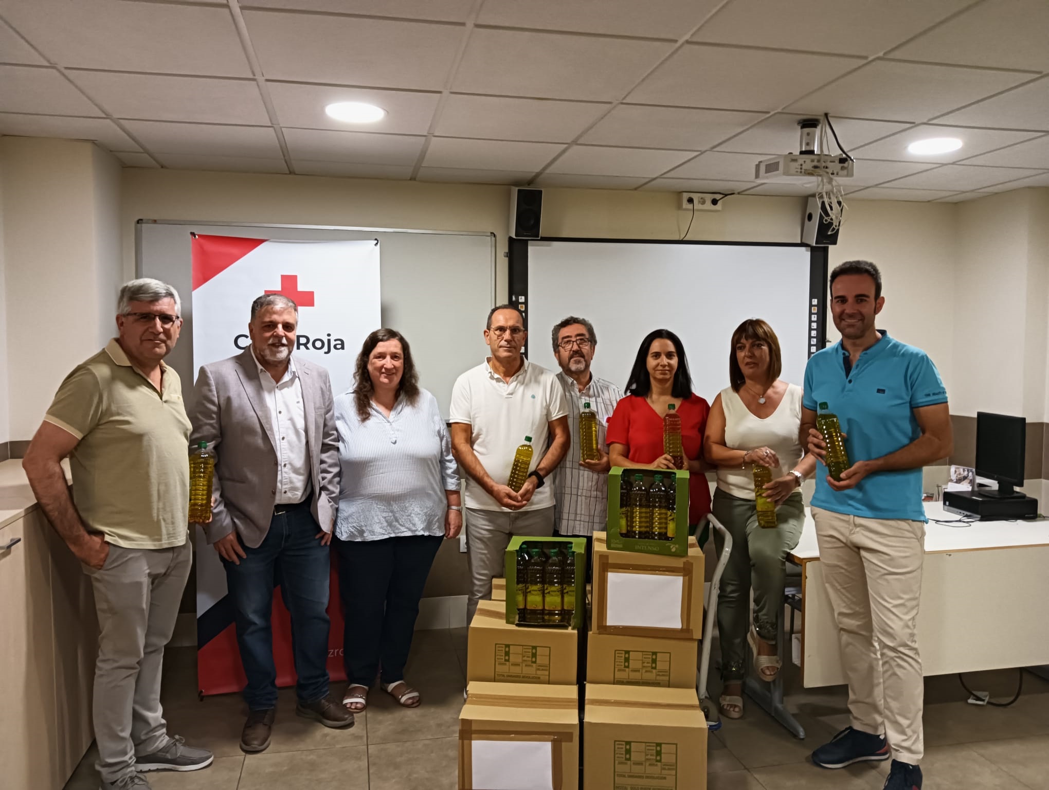 El Grupo municipal Socialista de Villena dona 161  litros de aceite a Cruz Roja como ofrenda a la patrona  de Villena