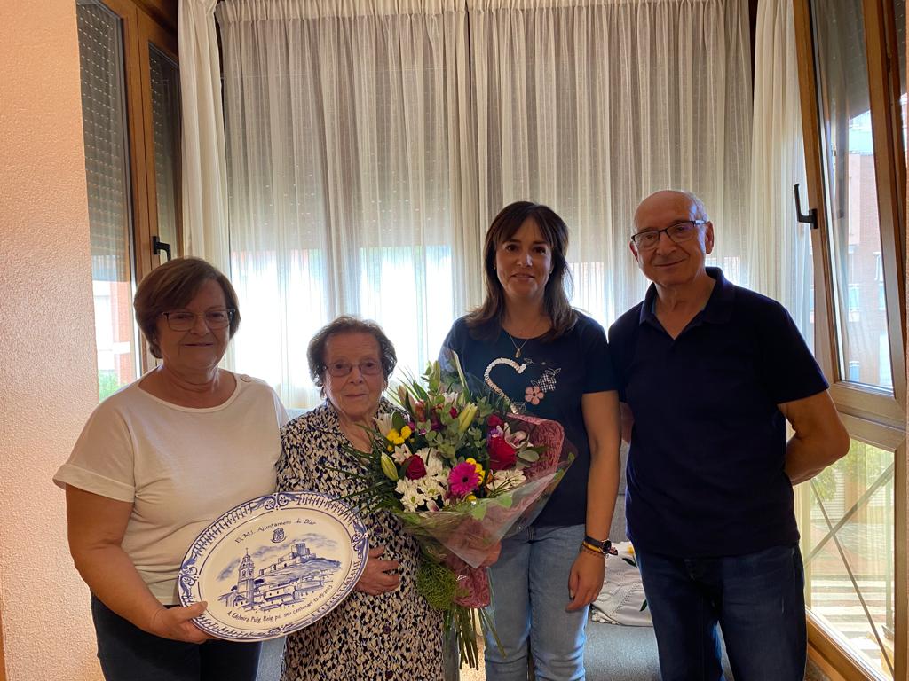 La alcaldesa de Biar visita a Edelmira Puig Reig en el día que cumple 100 años