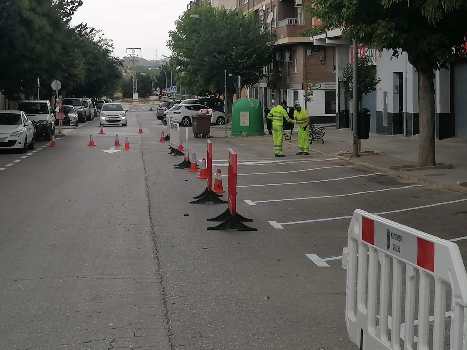 La calle Miguel Hernández en Villena gana aparcamiento tras el cambio de sentido único