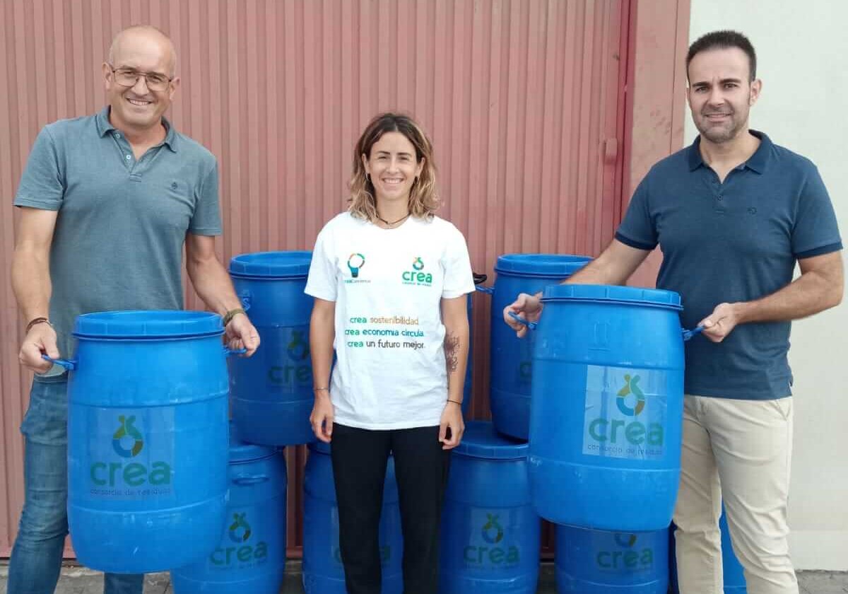 Las comparsas de Moros y Cristianos reciben contenedores para la recogida de aceite usado y su reciclaje