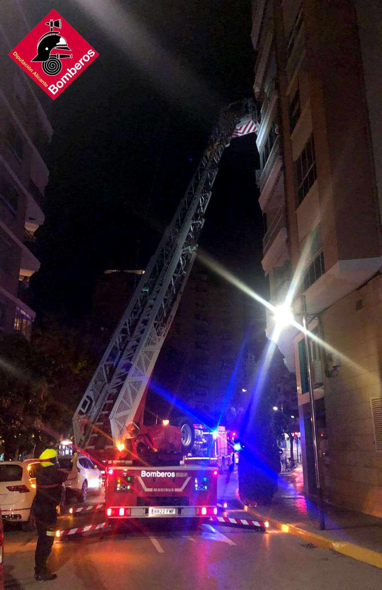 Los bomberos rescatan de su vivienda a un vecino de Villena que estaba inconsciente