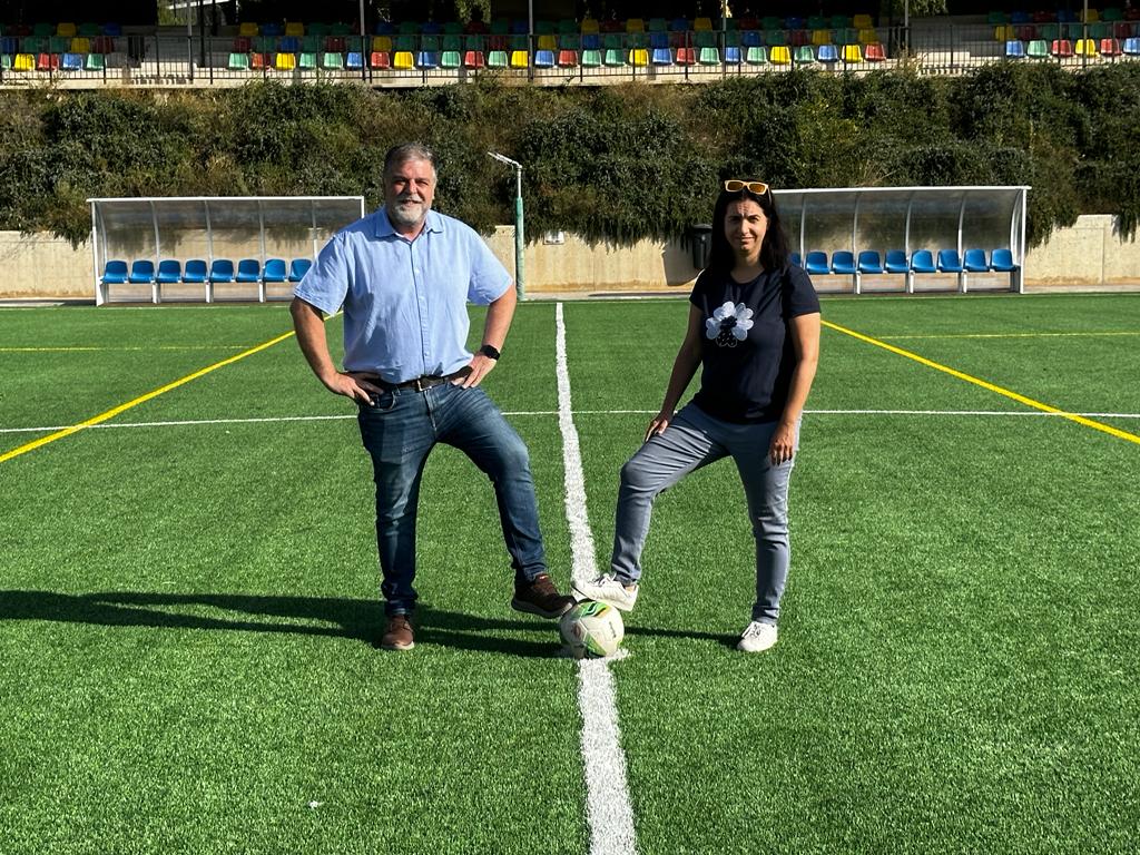 El Ayuntamiento termina las obras de renovación del césped artificial del campo de fútbol Luiche