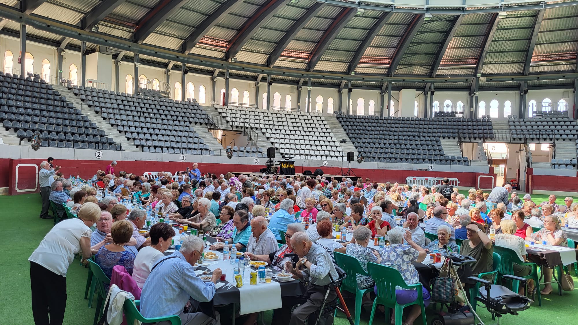 La Asociación de Jubilados y Pensionistas de Villena congrega a más de un centenar de usuarios en su comida anual