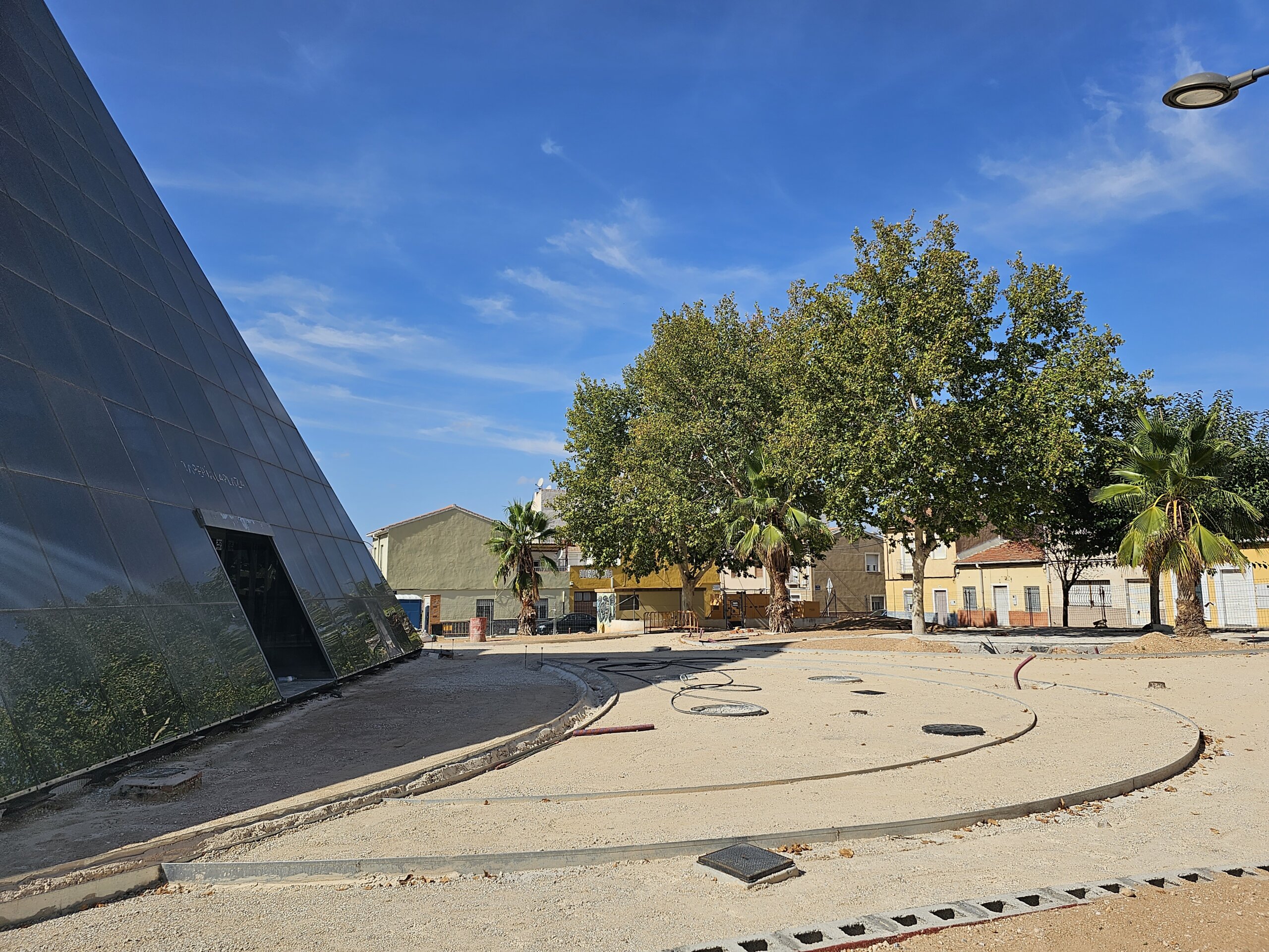 Las obras del parque de la pirámide  en Villena están paralizadas sine die