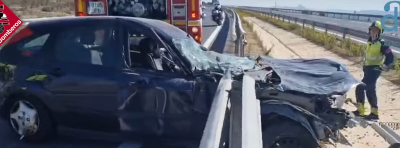 Un coche queda incrustado en el guardarraíl tras un accidente en Villena
