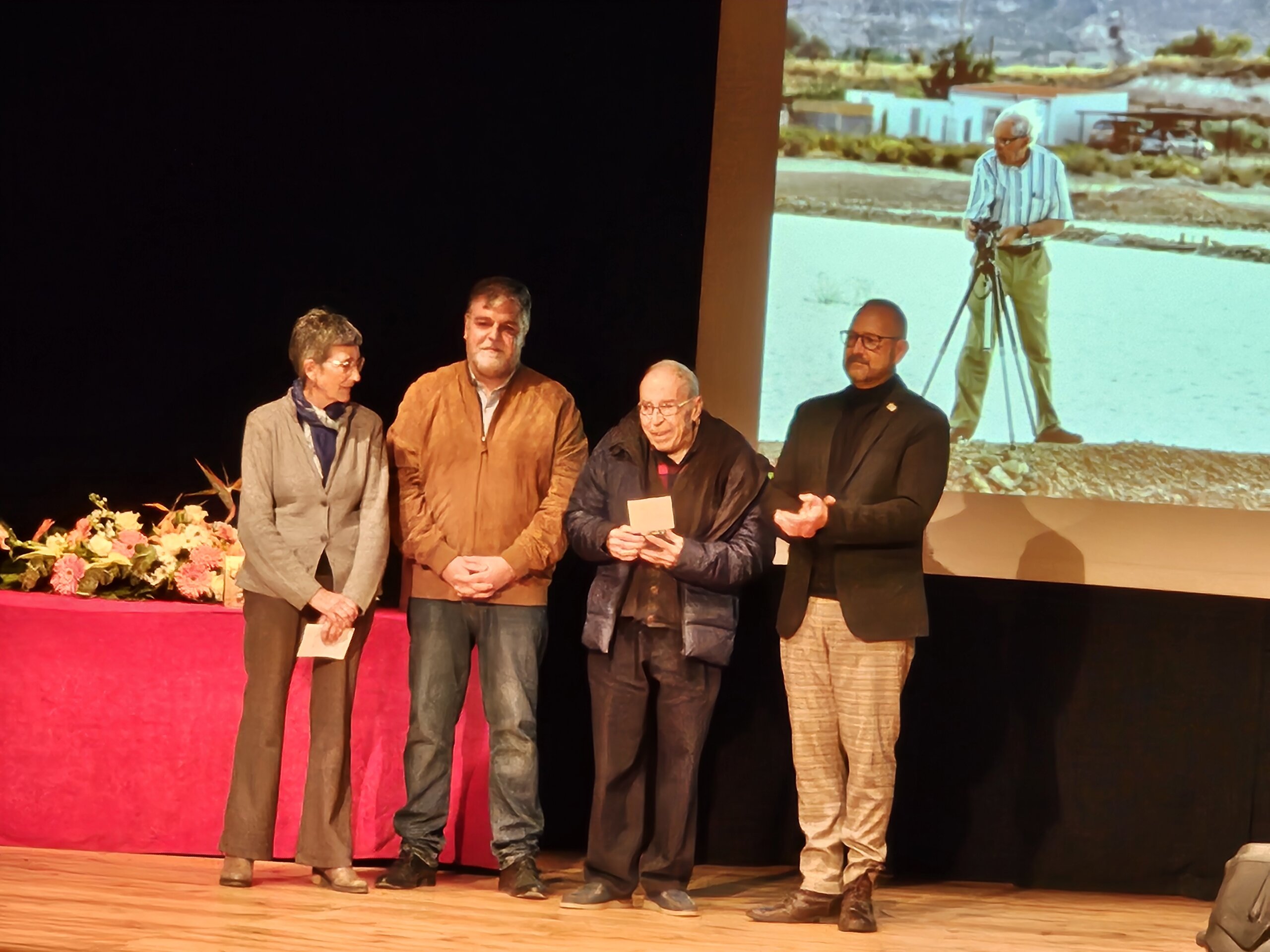 Ángel Conejero es nombrado socio de honor de la Agrupación Fotográfica de Villena