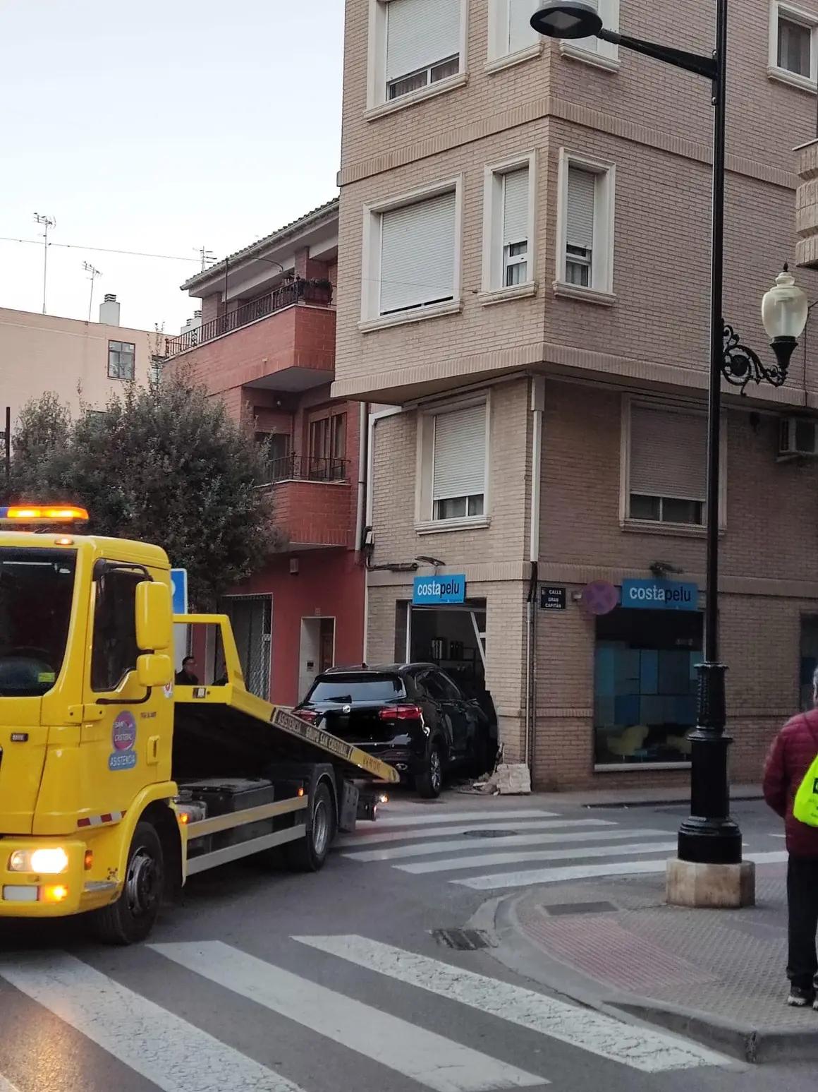 Un vehículo se empotra contra la fachada de un establecimiento de la calle La Virgen