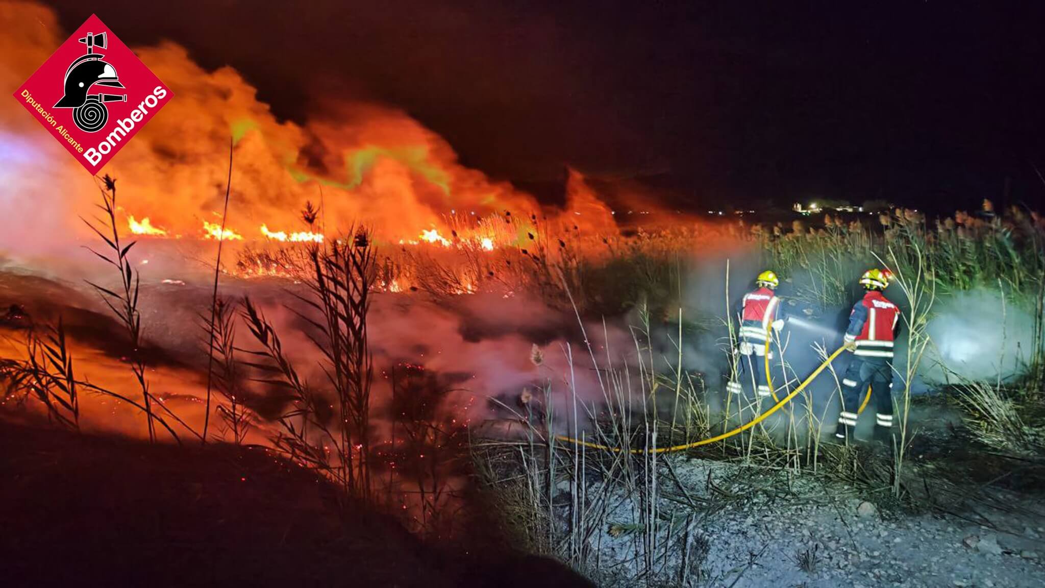 Los bomberos sofocan un incendio en la Acequia del Rey