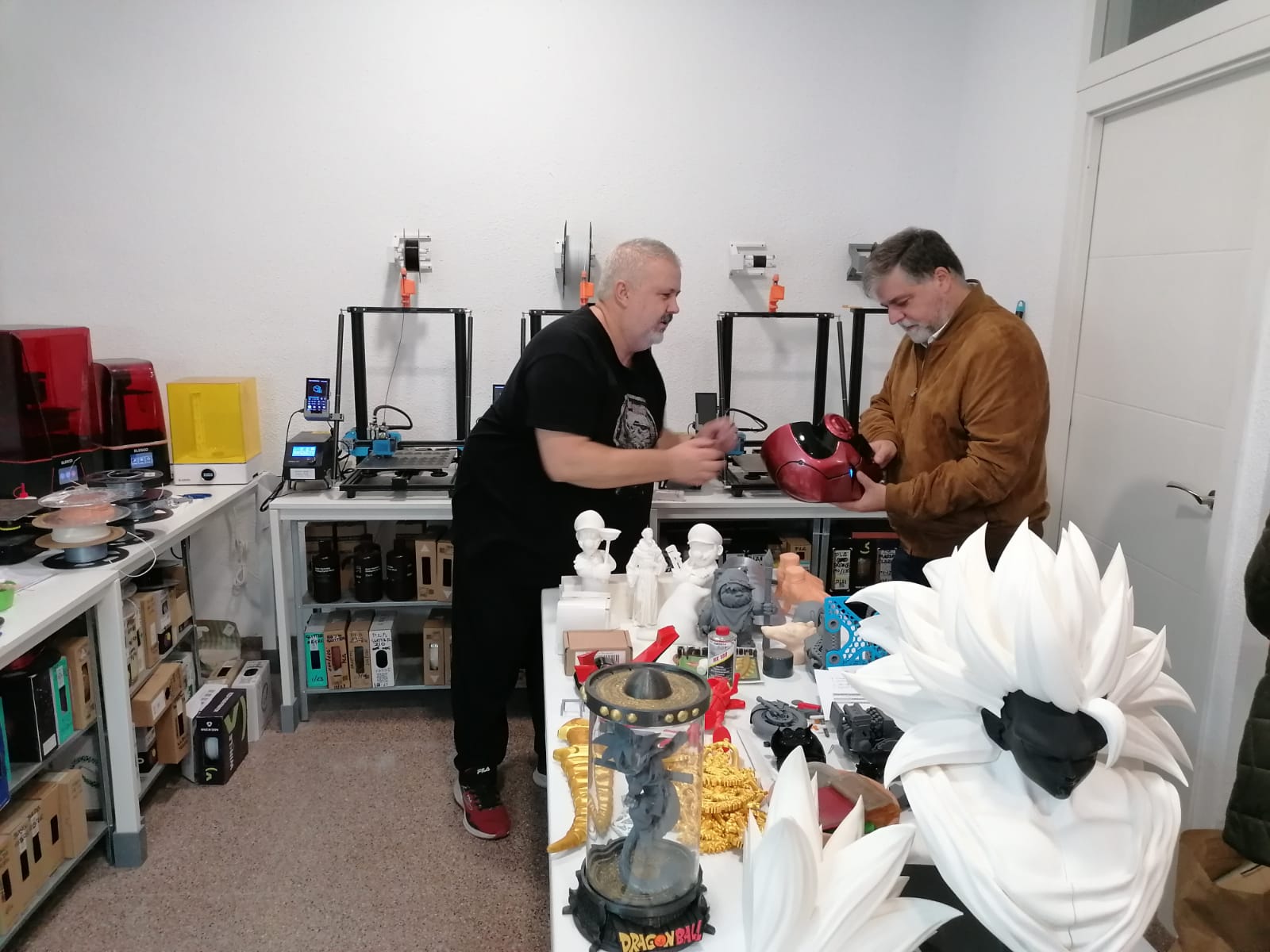 El equipo de Gobierno de Villena visita la empresa de impresión digital Club 3D, puntera en el sector