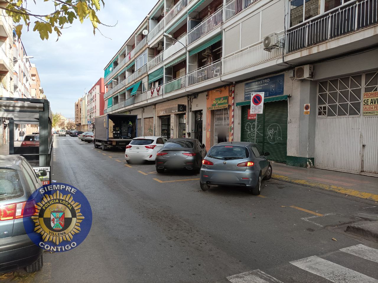 La Policía informa de sanciones de 70 € para los vehículos no autorizados que aparquen en zonas de carga y descarga