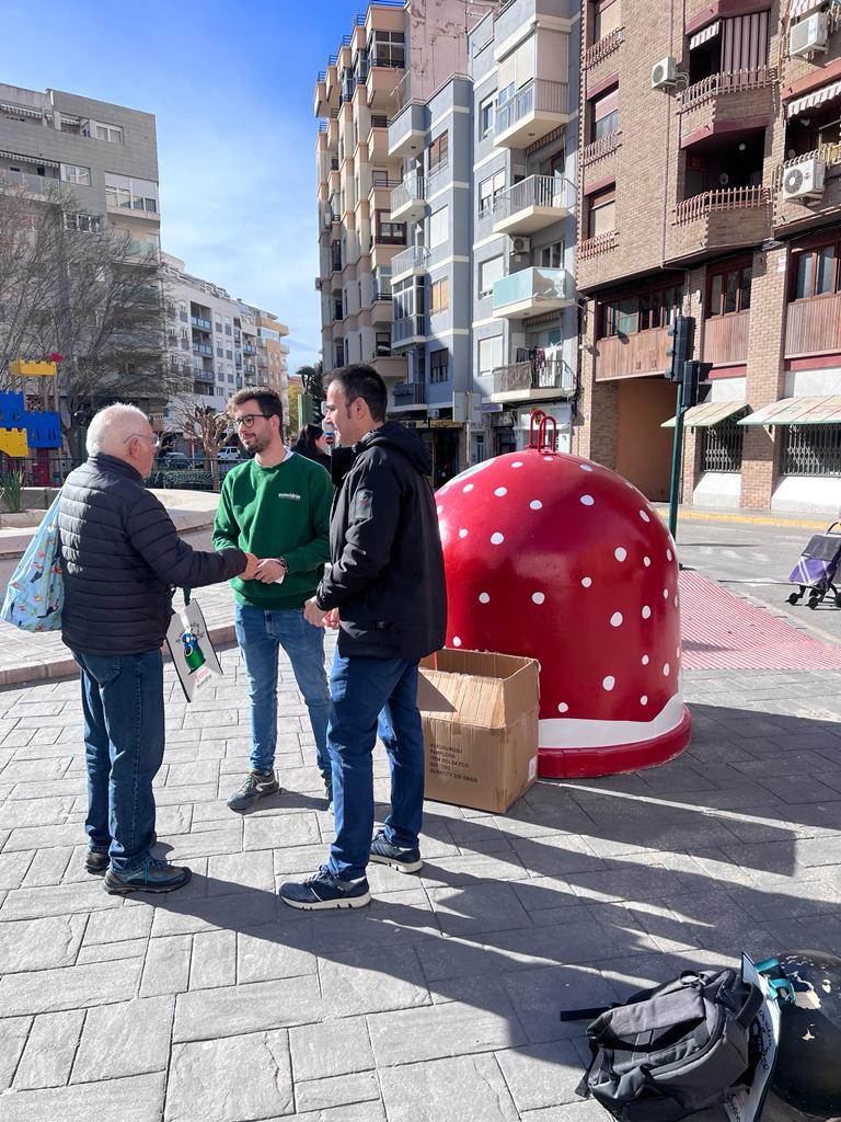 Villena se suma a la campaña de Ecovidrio para sensibilizar sobre el reciclado de botellas en fiestas navideñas