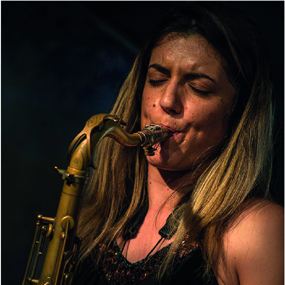 La saxofonista Clara Juan Soler actúa por primera vez en el Café de la  Casa de la Cultura de Villena