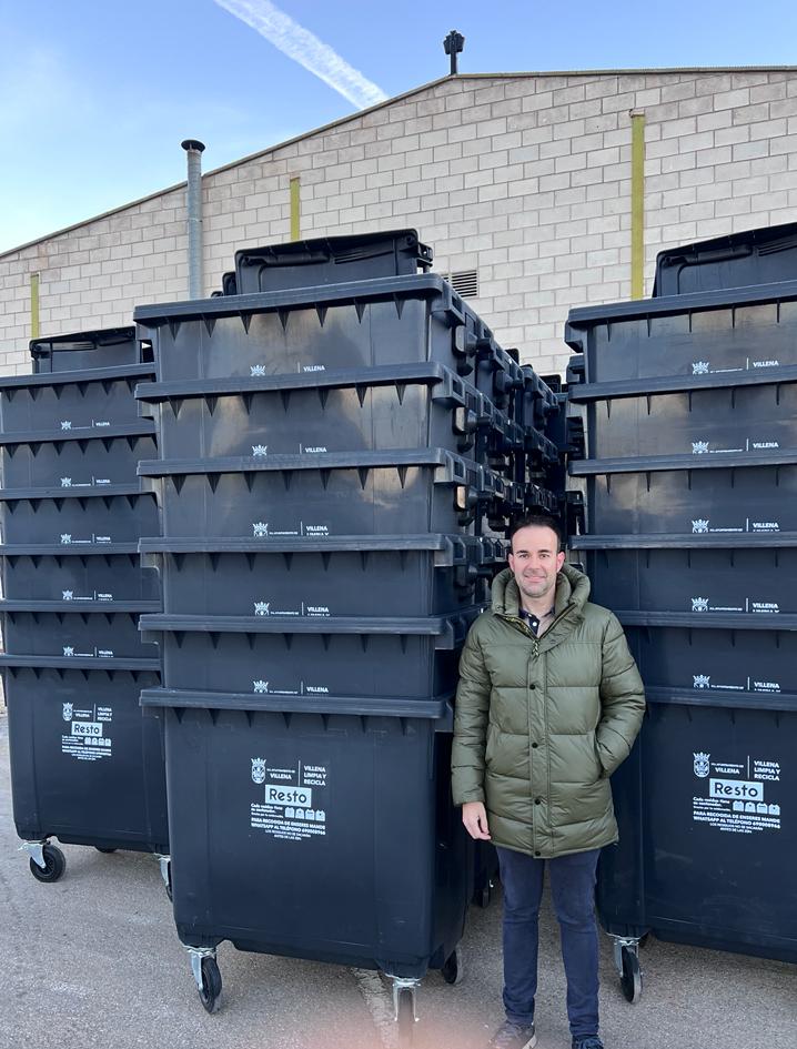 Villena inicia la reposición de 65 nuevos contenedores de basura