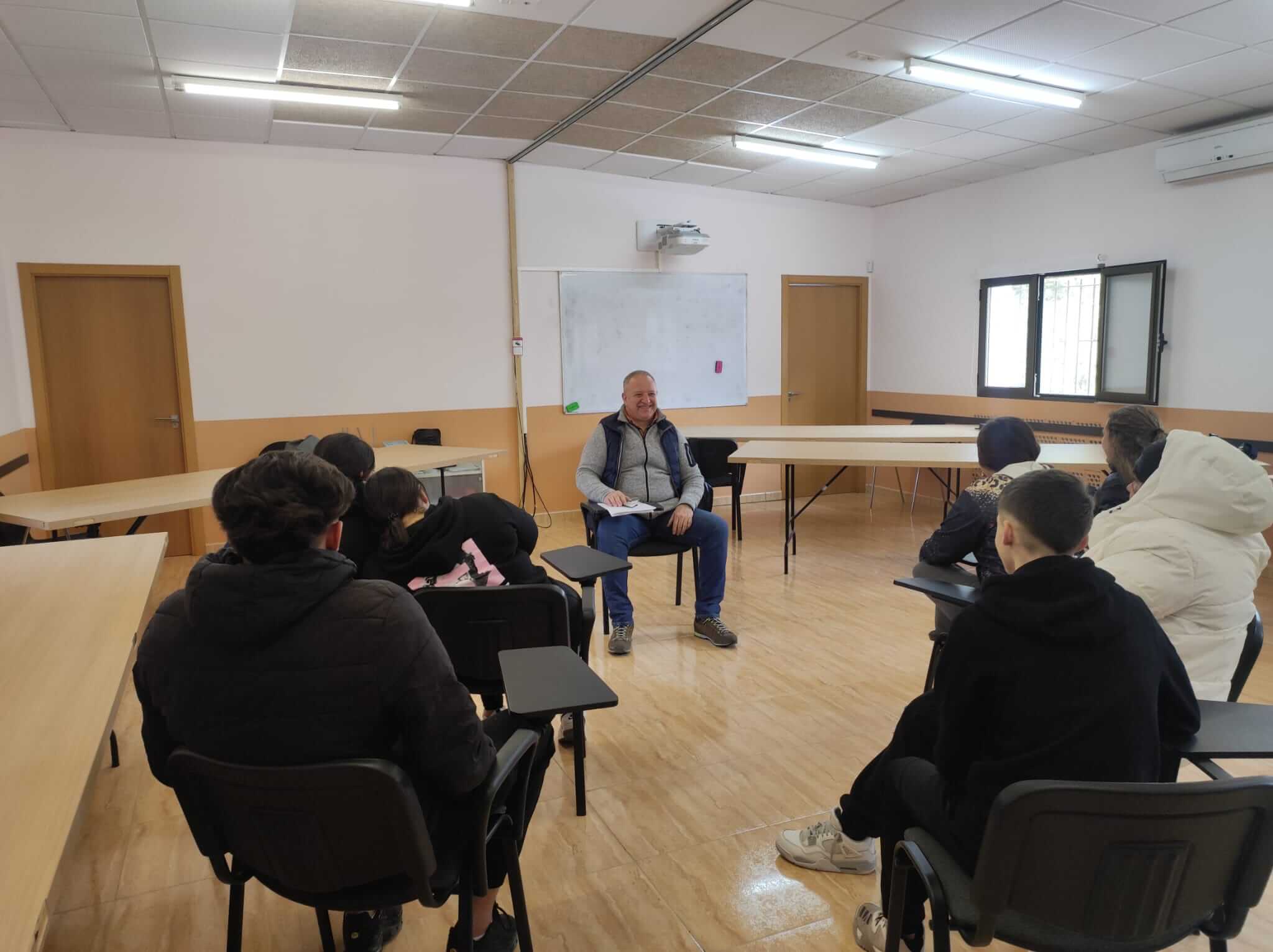 La Concejalía de Educación refuerza su apoyo al Centro de Día ‘Amigos del Cerezo’ de Villena