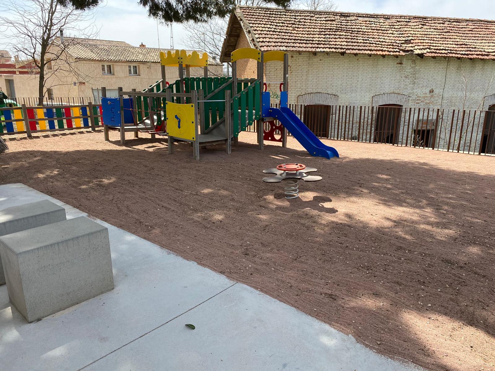 La Concejalía de Pedanías limpia y mejora el parque infantil de La Encina
