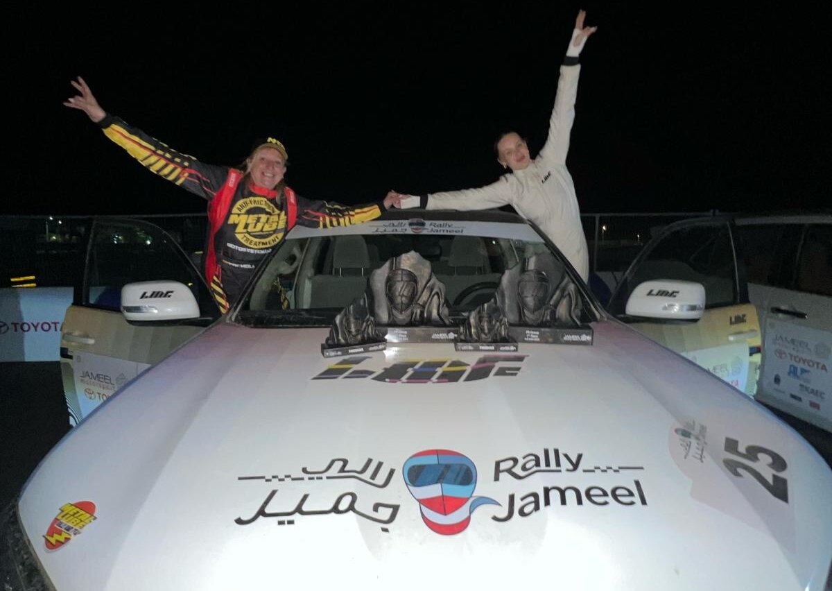 Pochola Hernández en el Podium del Rally Jameel en Arabia Saudí